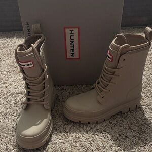 Hunter Women's Beige Lace-Up Boots